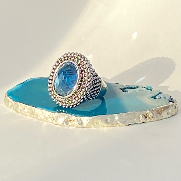 Silver plated and blue glass ring. Size 9. - Picture 3 of 10